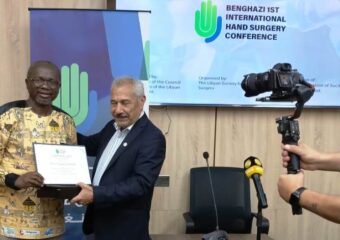 Certificat de reconnaissance remis au Professeur Kibadi